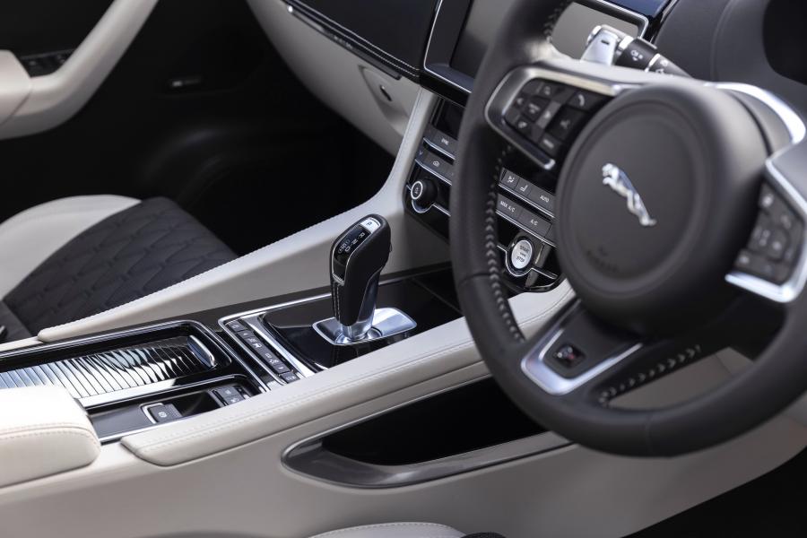 Детали интерьера Jaguar F-Pace SVR 2019 года  (AU) (фото 22 из 40)